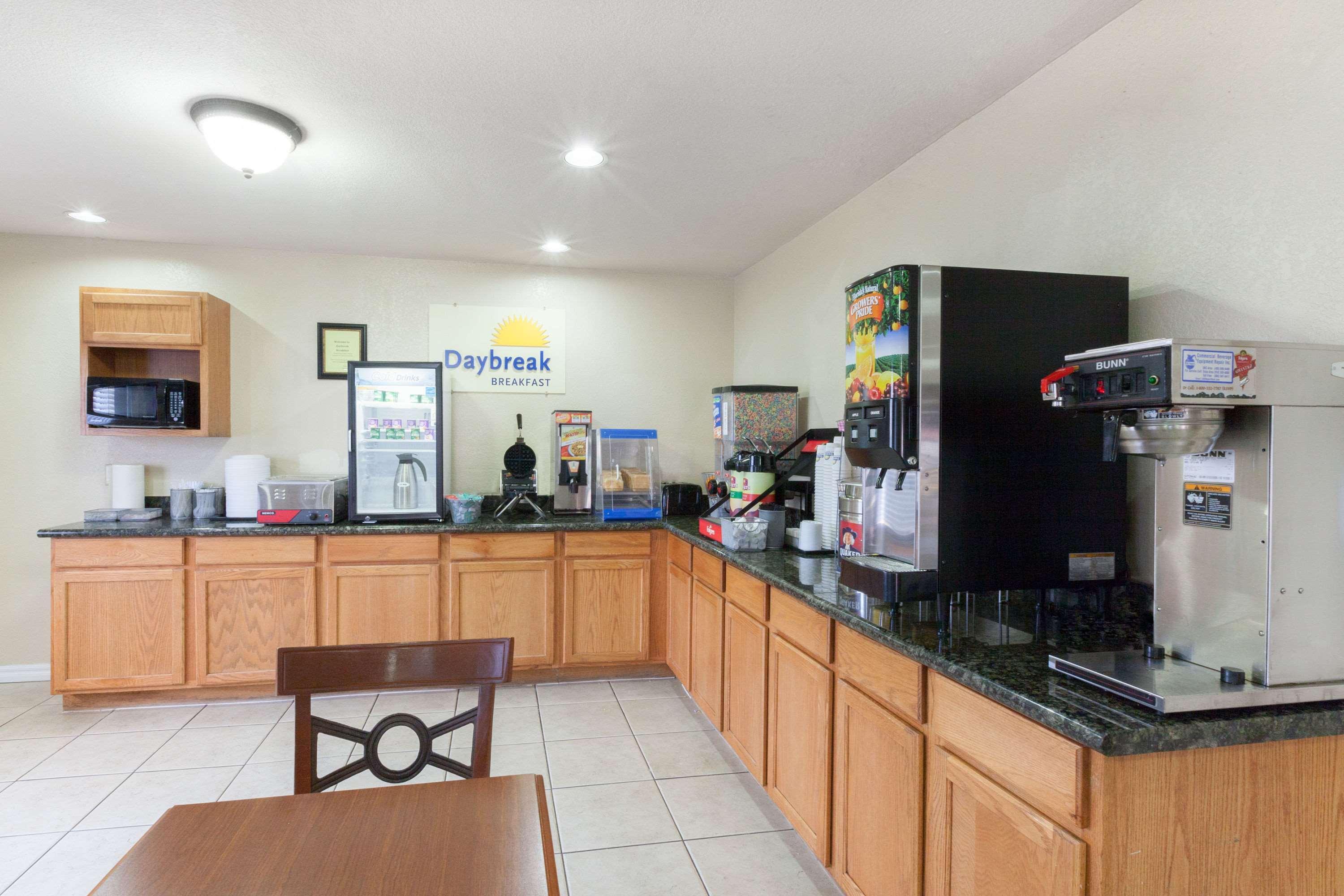 Days Inn Oklahoma City West Extérieur photo