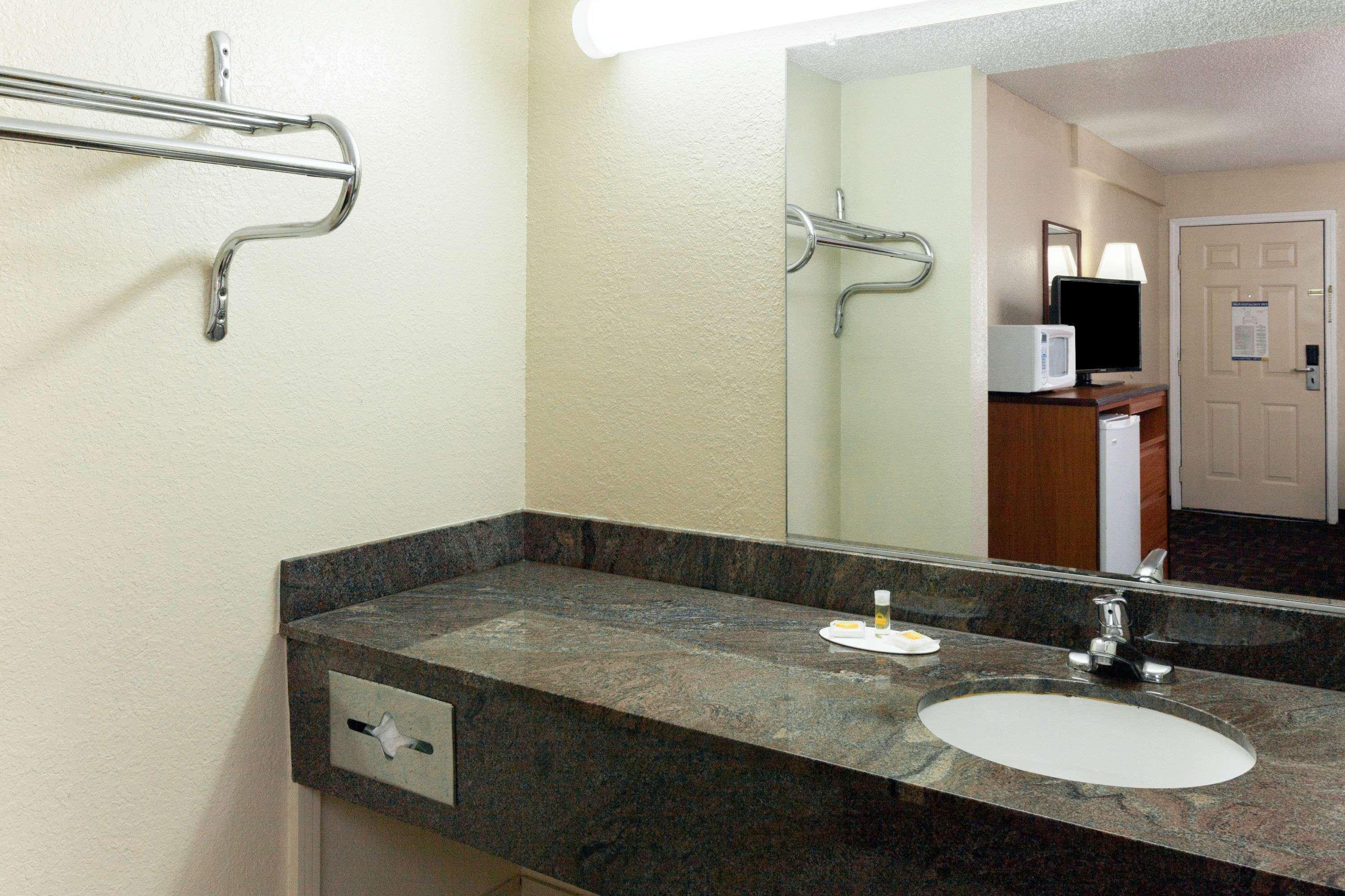 Days Inn Oklahoma City West Extérieur photo